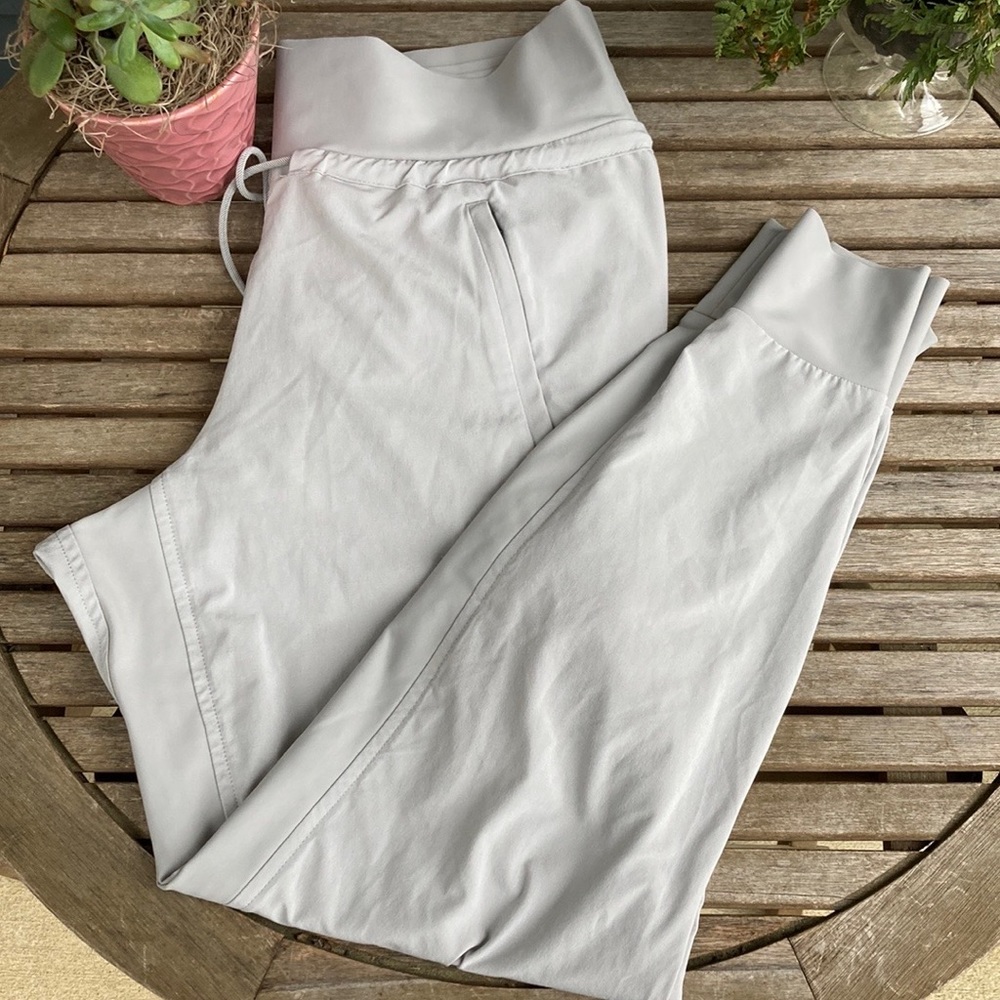 Athleta Sutton Jogger Silky High Rise Light White Tern Gray Pants Size 6